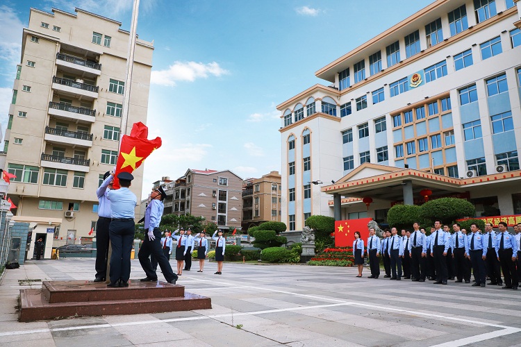 区局举行升国旗仪式庆祝中华人民共和国成立70周年